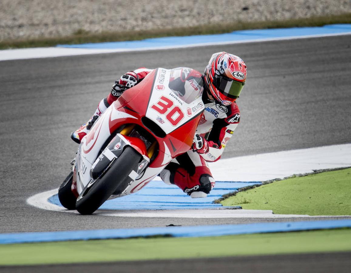 Maverick Vinales (Yamaha) completó las dos primeras sesiones de ensayos libres de MotoGP del Gran Premio de Holanda, disputadas este viernes en el circuito de Assen, firmando el mejor tiempo en la segunda, por delante del alemán Jonas Folger (Yamaha Tech3) y de su compatriota Marc Márquez (Honda).