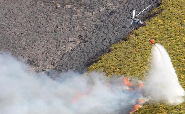 Efectivos durante el incendio de la Tebaida