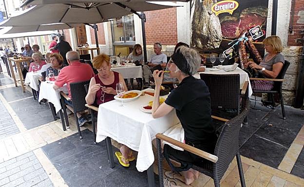Un grupo de turistas come en un céntrico establecimiento.