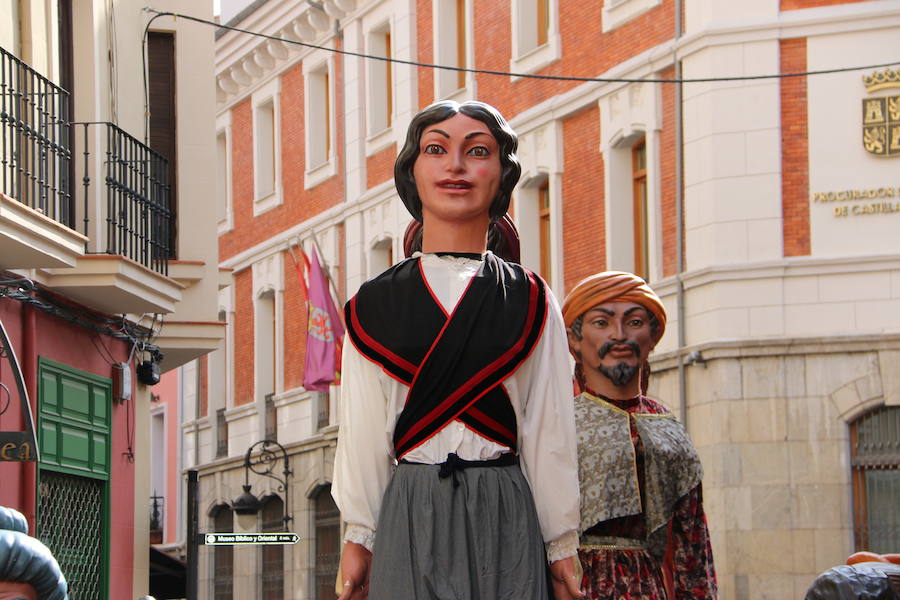 Los gigantes y cabezudos no dejan títere con cabeza