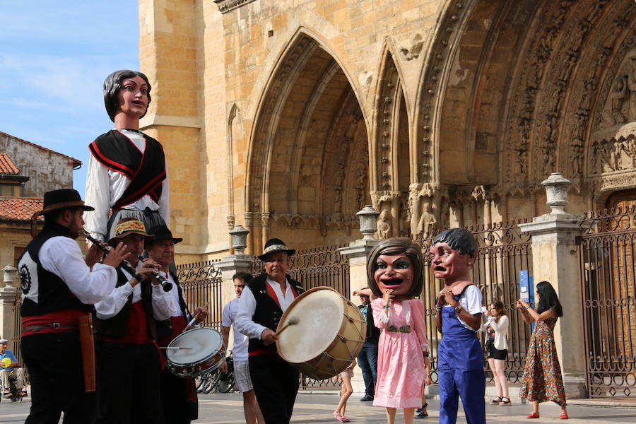 Los gigantes y cabezudos no dejan títere con cabeza