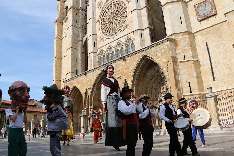 Los gigantes y cabezudos no dejan títere con cabeza