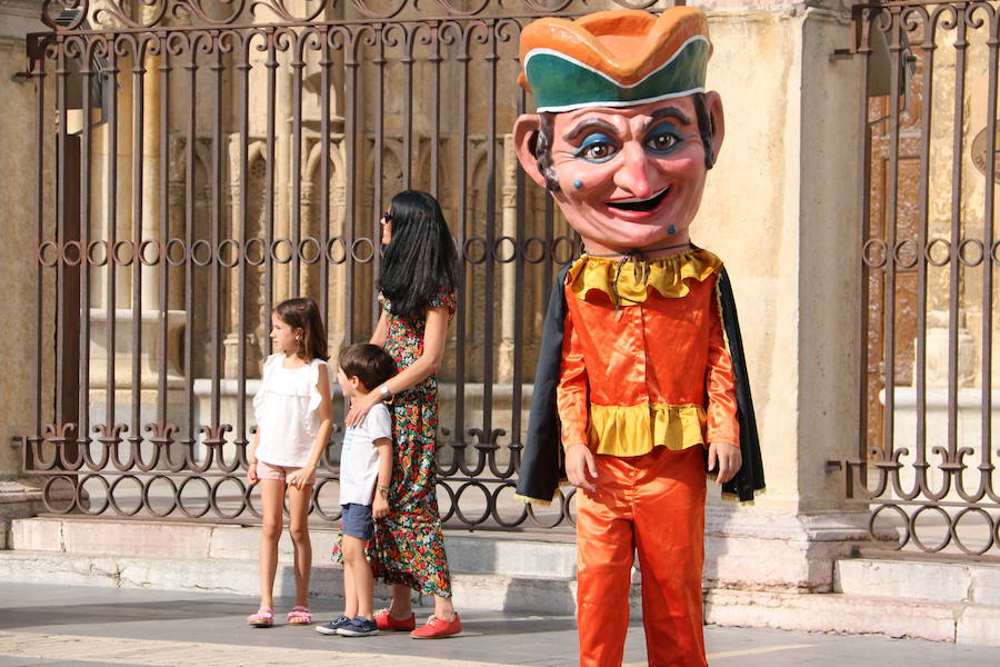 Los gigantes y cabezudos no dejan títere con cabeza