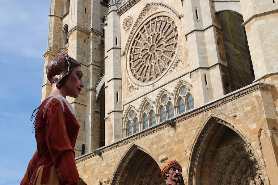 Los gigantes y cabezudos no dejan títere con cabeza