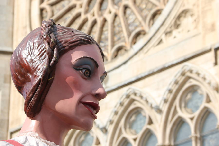 Los gigantes y cabezudos no dejan títere con cabeza