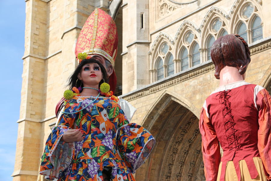 Los gigantes y cabezudos no dejan títere con cabeza