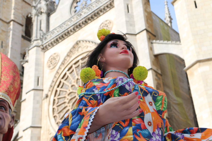 Los gigantes y cabezudos no dejan títere con cabeza