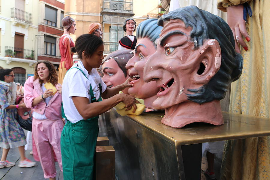 Los gigantes y cabezudos no dejan títere con cabeza