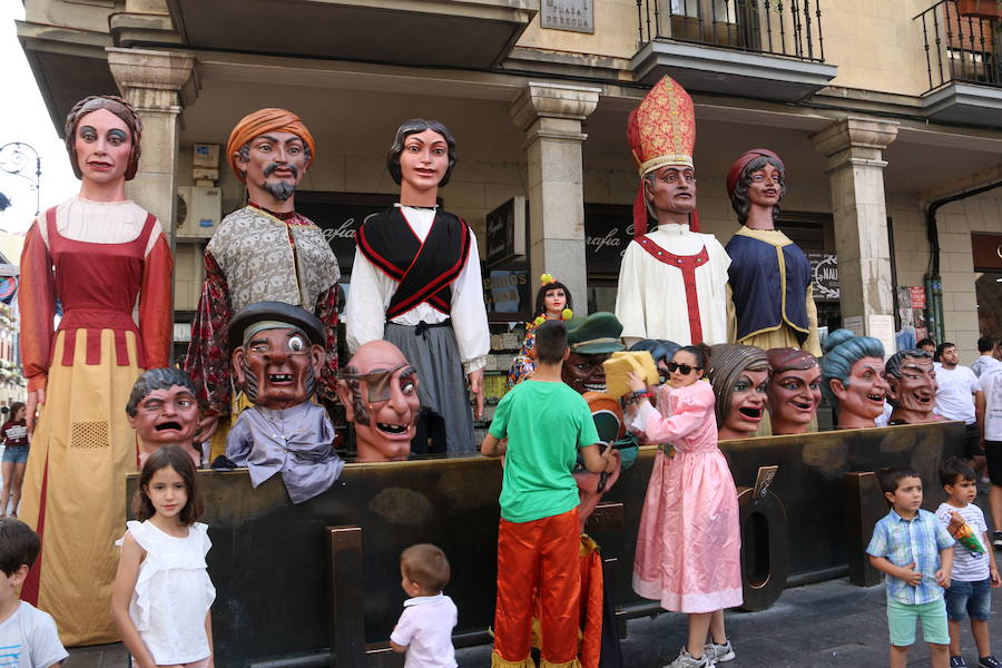 Los gigantes y cabezudos no dejan títere con cabeza