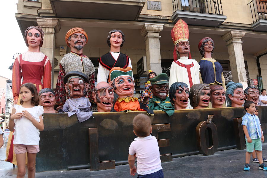 Los gigantes y cabezudos no dejan títere con cabeza