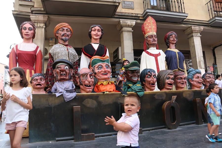 Los gigantes y cabezudos no dejan títere con cabeza