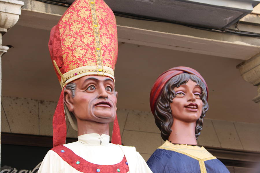 Los gigantes y cabezudos no dejan títere con cabeza