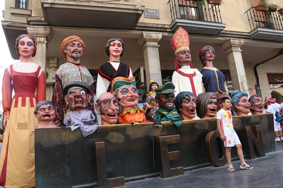Los gigantes y cabezudos no dejan títere con cabeza