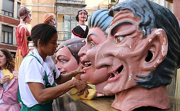 Una joven deja una de las piezas de los cabezudos. 