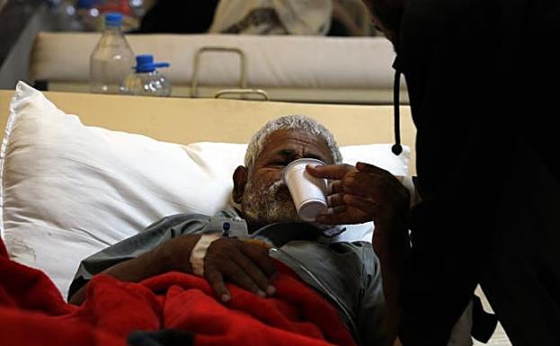 Un enfermo de cólera recibe tratamiento médico en un hospital de Yemen.