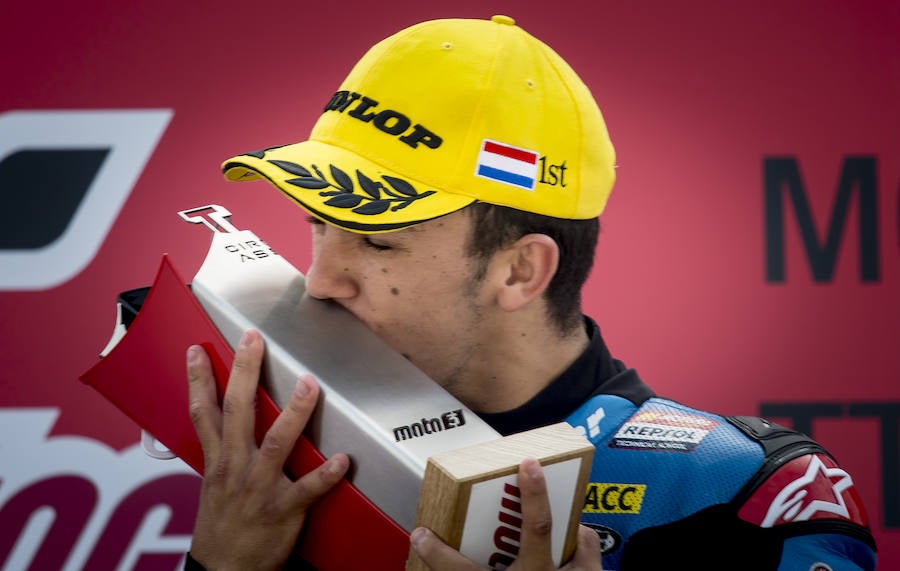 Arón Canet celebra en el podio su triunfo en la carrera de Moto3 disputada en Assen. 