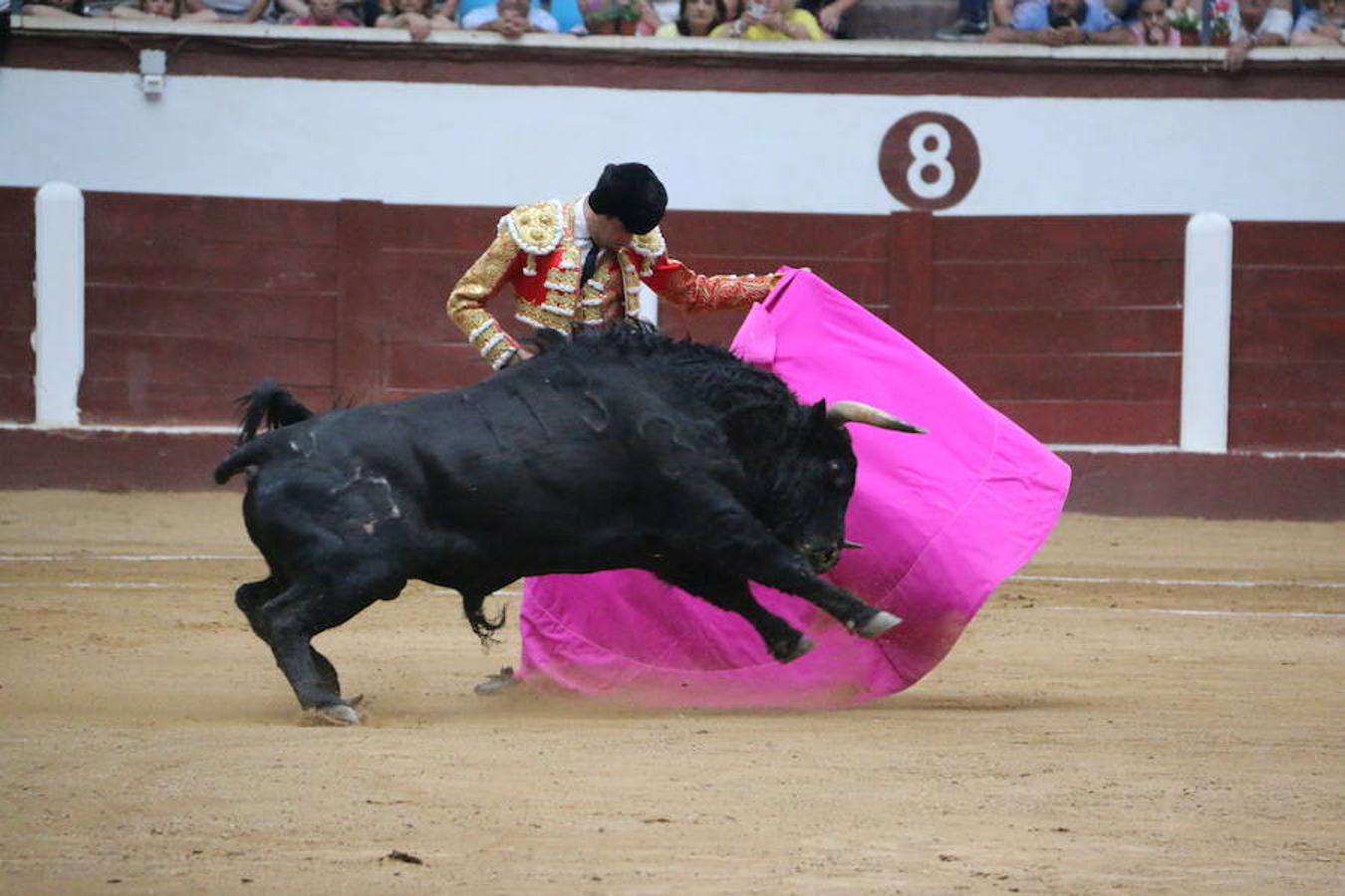Las mejores imágenes de la corrida de toros de Fiestas de San Juan y San Pedro