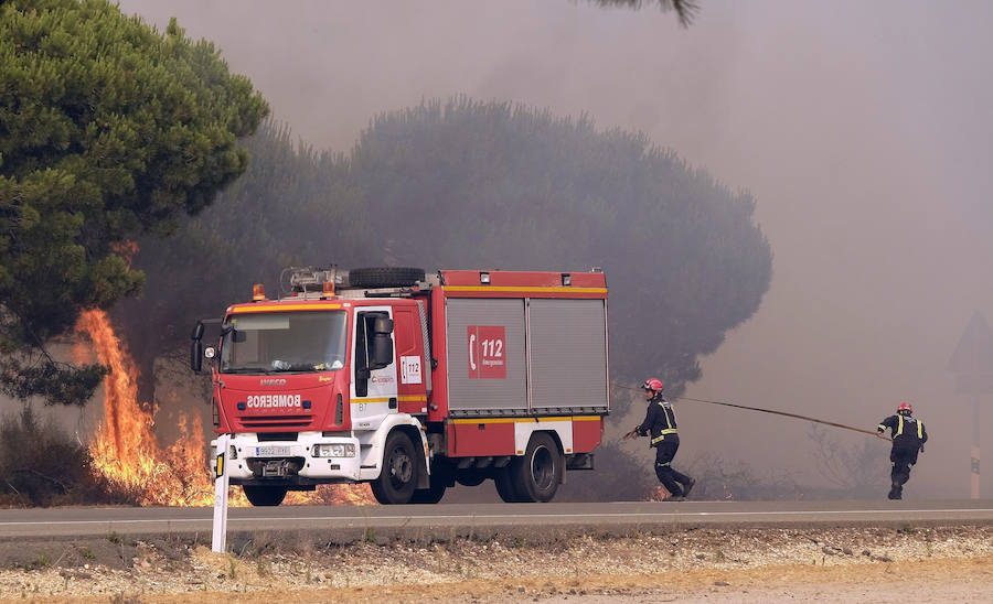 Los equipos de extinción logran acotar dos de focos y trabajan para perimetrar el tercero aún activo.