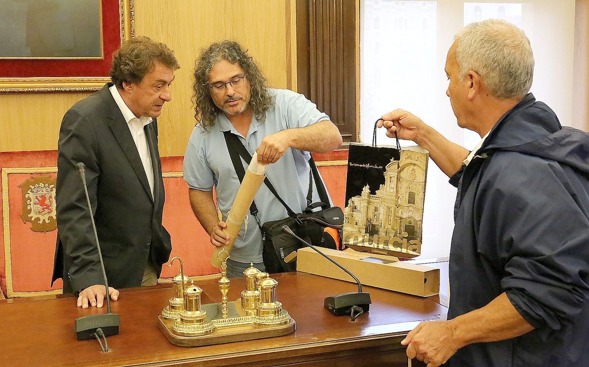 Entrega de regalos coincidicendo con la recepción oficial.