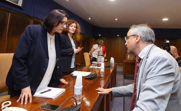 La portavoz del PP, la alcaldesa y el portavoz del PSOE antes del pleno.