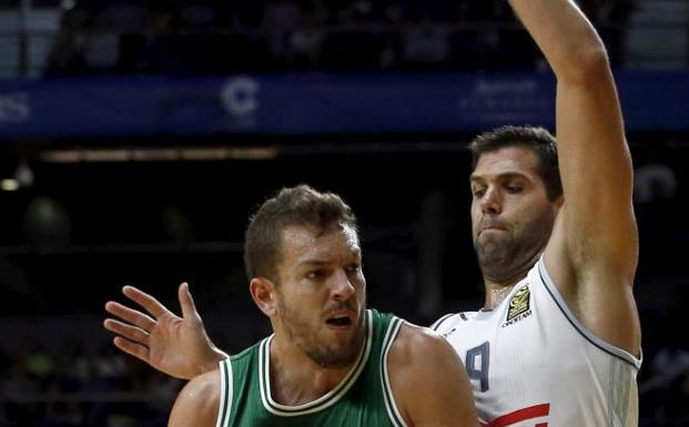 Felipe Reyes (d), en un amistoso contra los Celtics de Boston. 