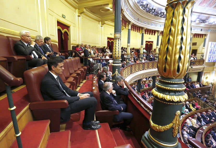 El Rey defiende en el Congreso la unidad de España y la convivencia de todos los españoles.