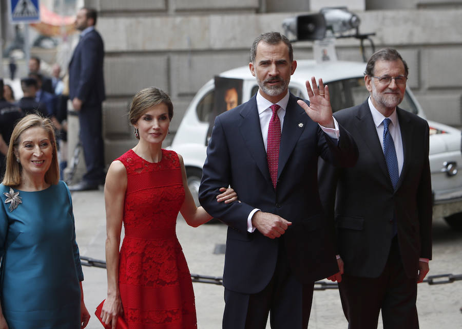 El Rey defiende en el Congreso la unidad de España y la convivencia de todos los españoles.