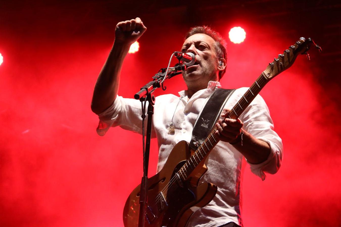 El grupo leonés vuelve a la Plaza Mayor después de 16 años con un concierto que ha hecho vibrar miles de personas.