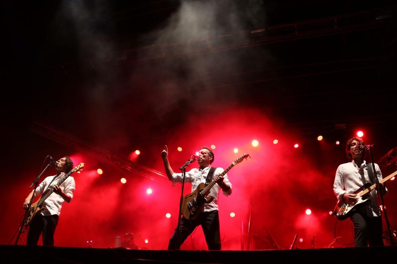 El grupo leonés vuelve a la Plaza Mayor después de 16 años con un concierto que ha hecho vibrar miles de personas.