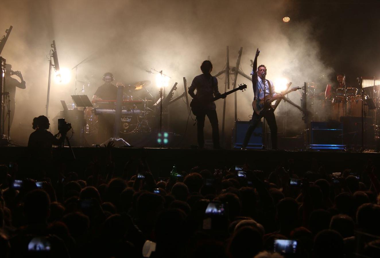 El grupo leonés vuelve a la Plaza Mayor después de 16 años con un concierto que ha hecho vibrar miles de personas.