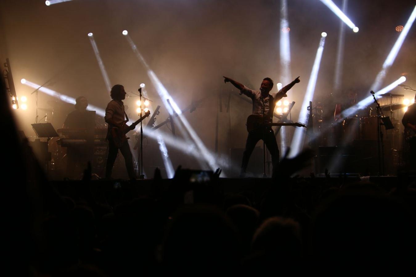 El grupo leonés vuelve a la Plaza Mayor después de 16 años con un concierto que ha hecho vibrar miles de personas.