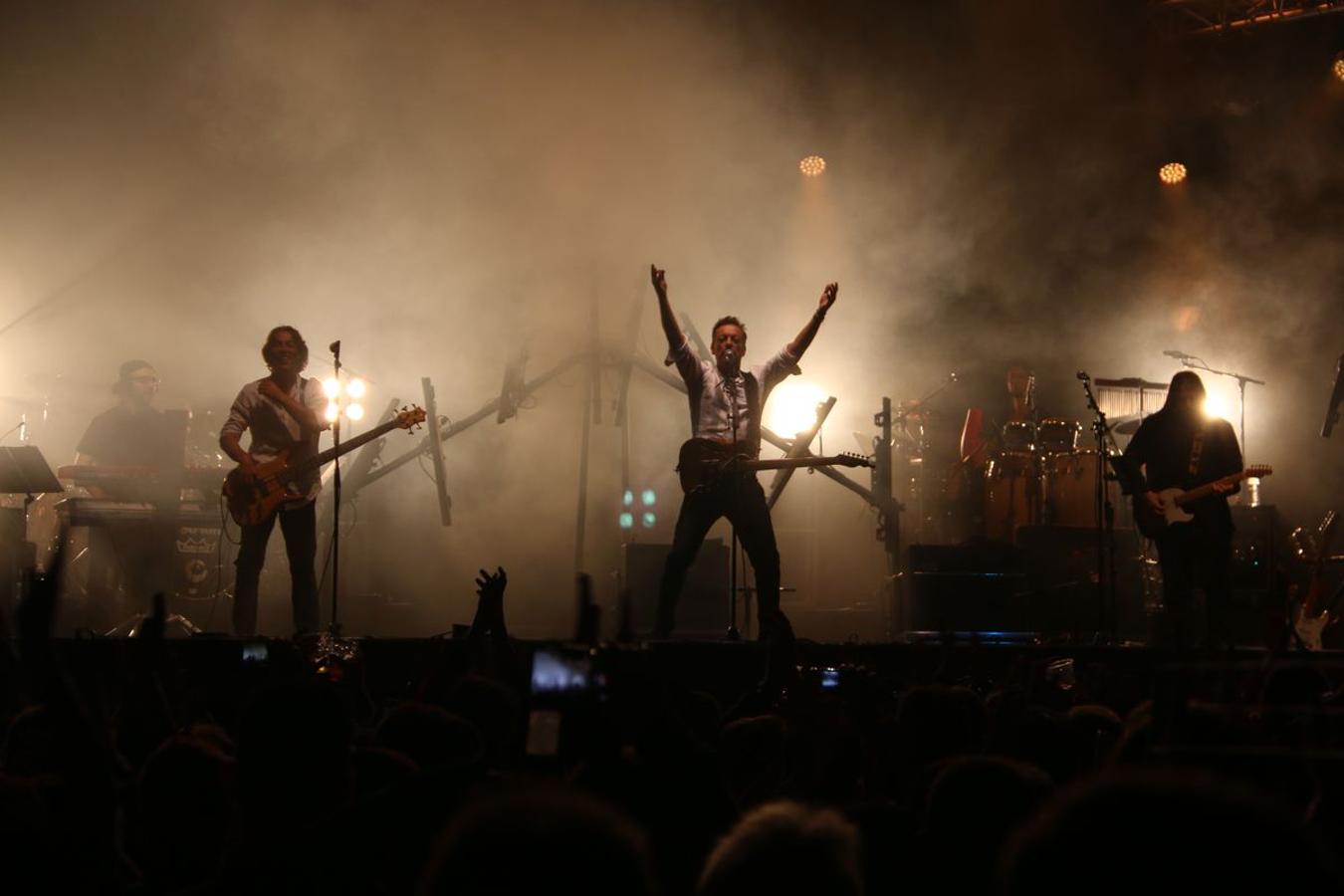 El grupo leonés vuelve a la Plaza Mayor después de 16 años con un concierto que ha hecho vibrar miles de personas.