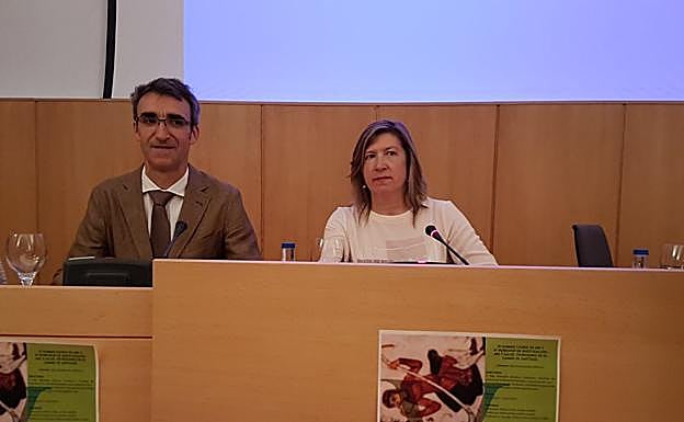 El vicerrector del Campus de Ponferrada junto a la concejala de Turismo en la presentación del curso.