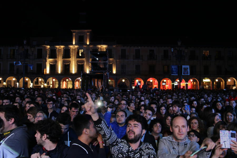 La Oreja de Van Gogh hace vibrar una abarrotada Plaza Mayor con un energético concierto con el recuerdo de las canciones de ayer y los sonidos más rompedores y cargados de optimismos de su último disco