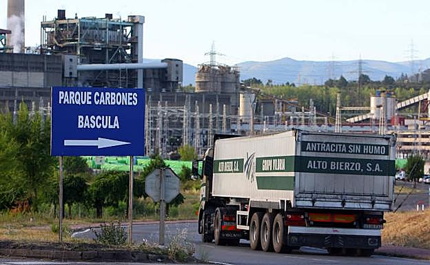 Un camión accede a la térmica de Cubillos del Sil. 