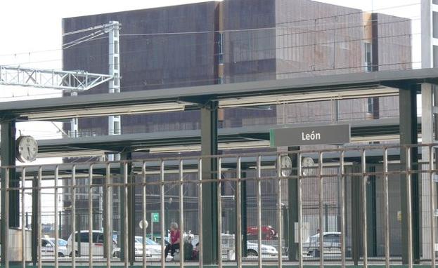 Al fondo, el edificio del Control del AVE, visto desde la nueva estación de Adif.