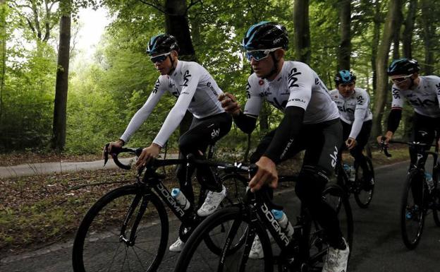 El ciclista británico Christopher Froome (i) y su compañero Michal Kwiatkowski (c) del equipo Sky