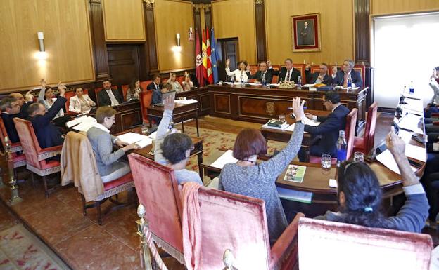 Vista del pleno votando a favor de la retirada de la Medalla de Oro de la ciudad a Franco. 