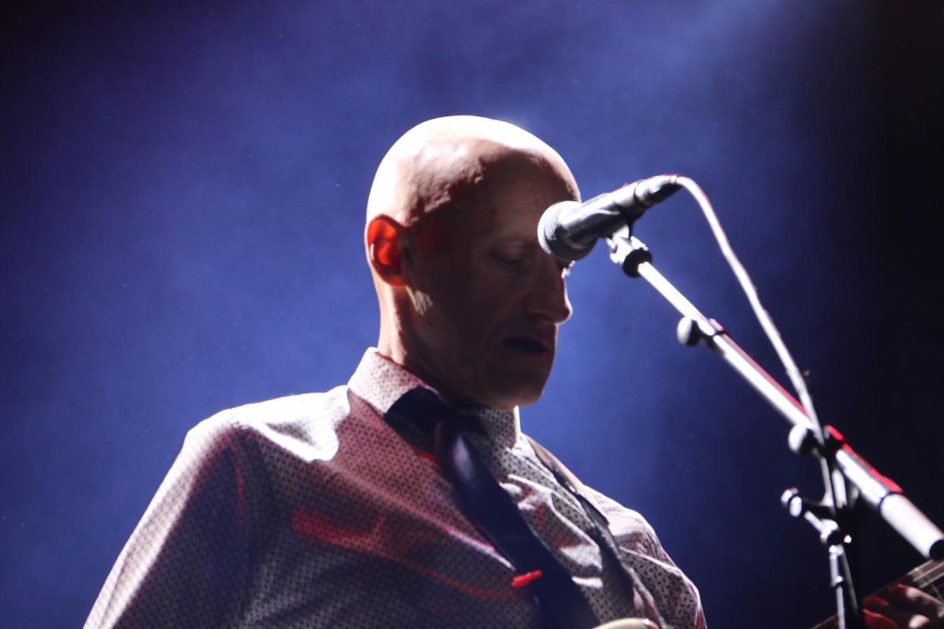 El grupo asturiano pone el broche final a los conciertos de la Plaza Mayor con un espectáculo de rock en directo y una invitación a la locura