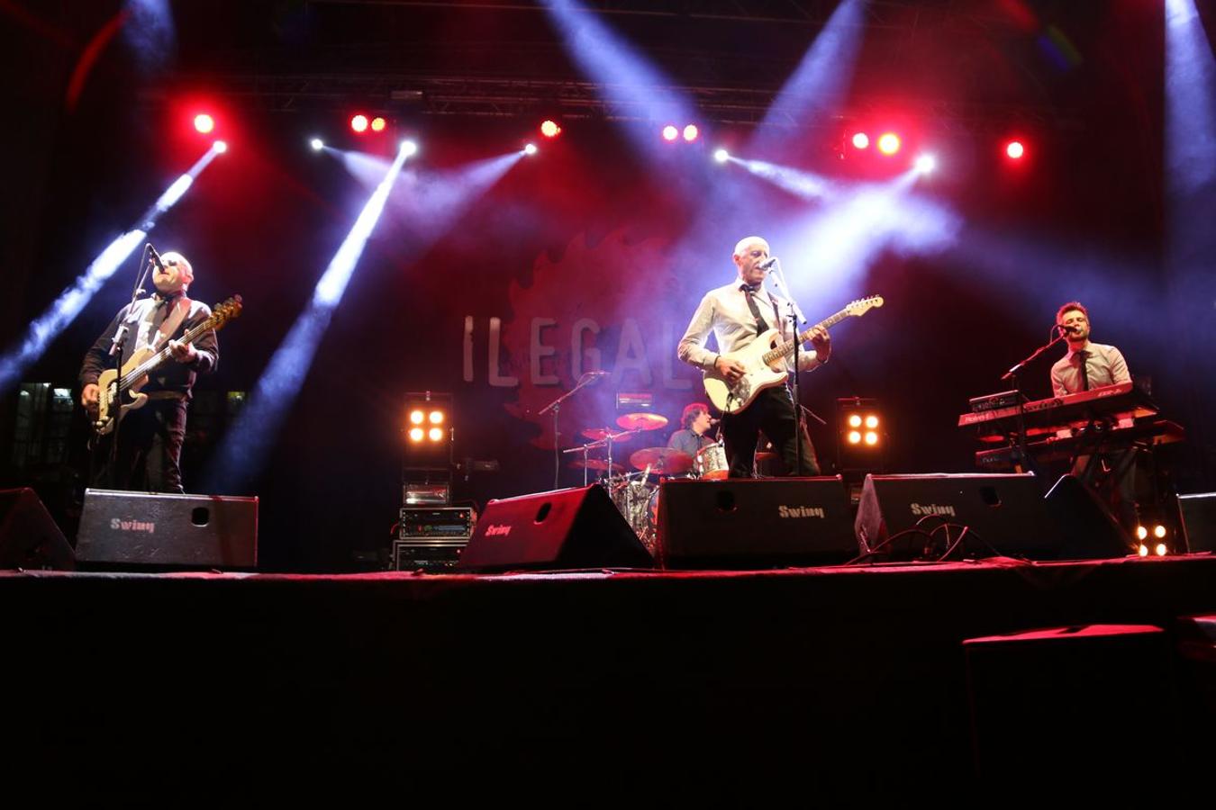 El grupo asturiano pone el broche final a los conciertos de la Plaza Mayor con un espectáculo de rock en directo y una invitación a la locura