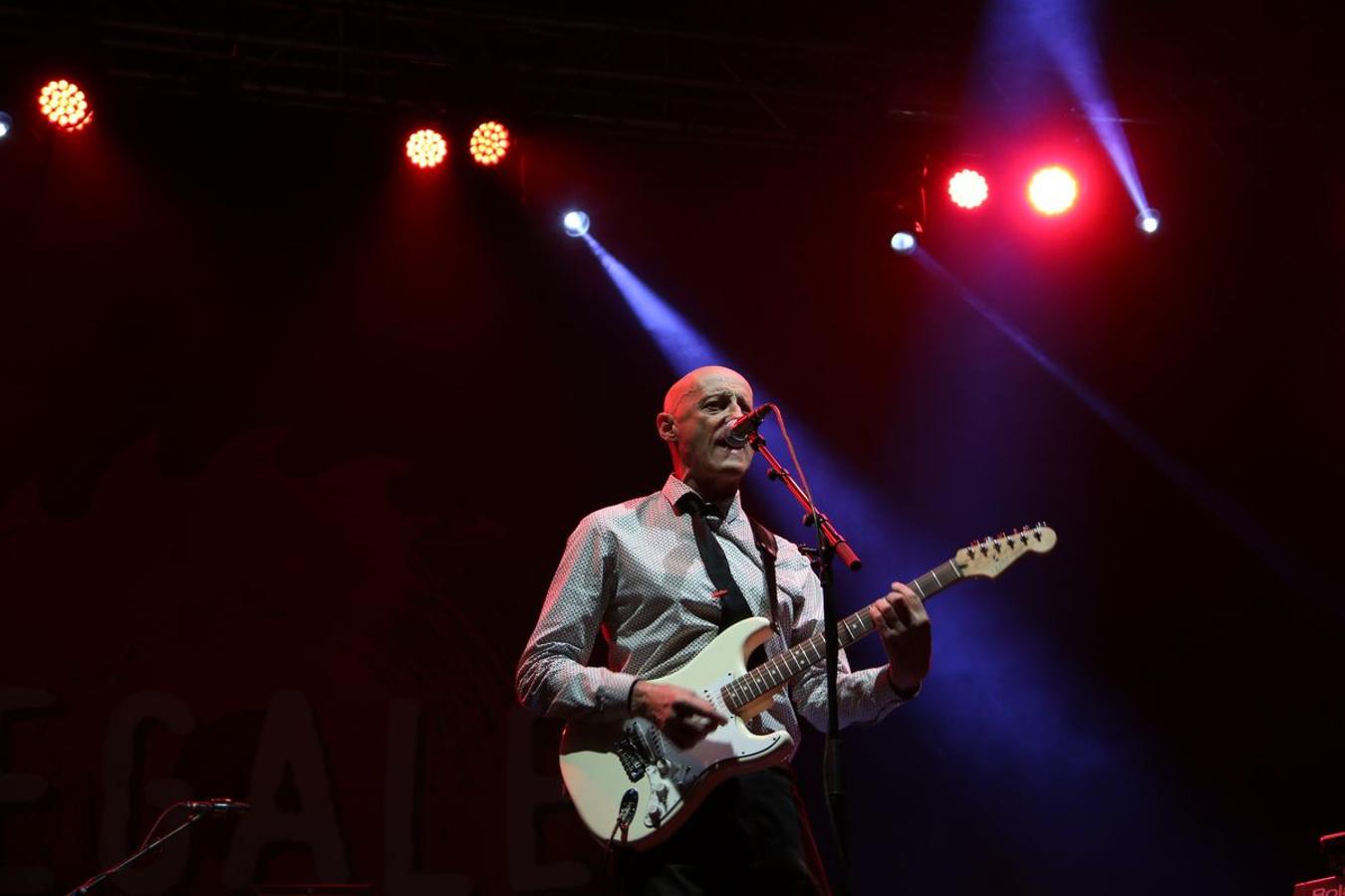 El grupo asturiano pone el broche final a los conciertos de la Plaza Mayor con un espectáculo de rock en directo y una invitación a la locura