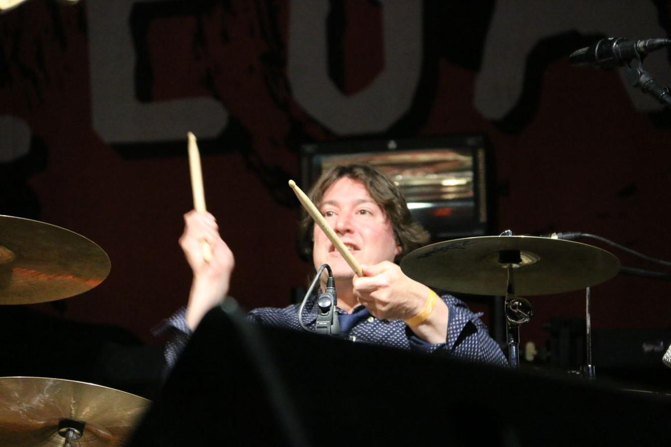 El grupo asturiano pone el broche final a los conciertos de la Plaza Mayor con un espectáculo de rock en directo y una invitación a la locura