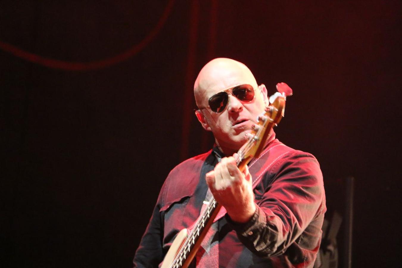 El grupo asturiano pone el broche final a los conciertos de la Plaza Mayor con un espectáculo de rock en directo y una invitación a la locura