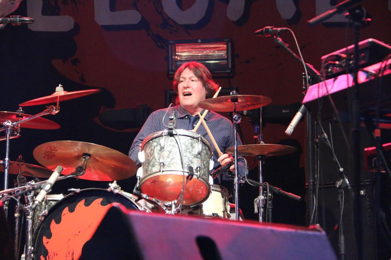 El grupo asturiano pone el broche final a los conciertos de la Plaza Mayor con un espectáculo de rock en directo y una invitación a la locura