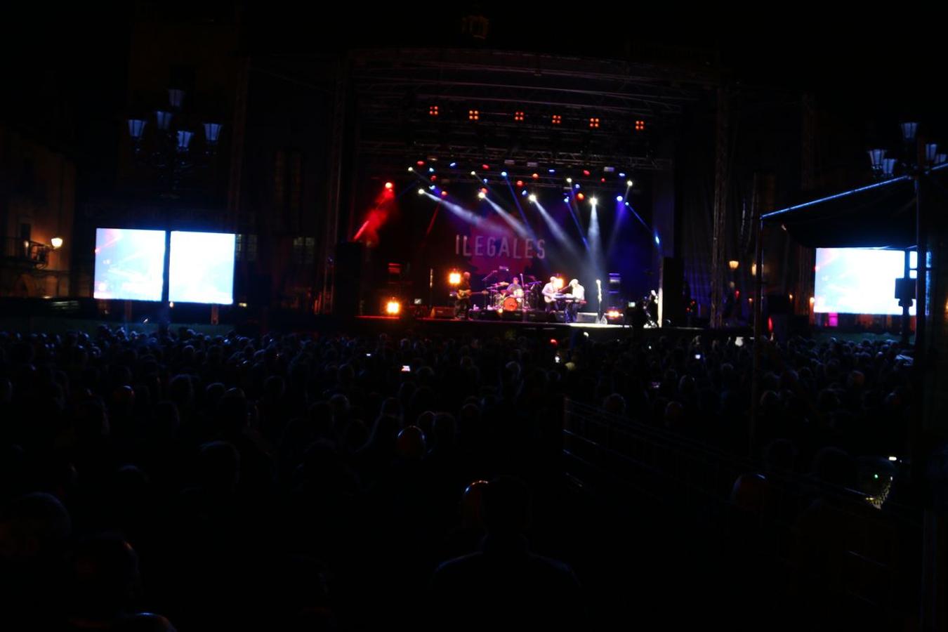 El grupo asturiano pone el broche final a los conciertos de la Plaza Mayor con un espectáculo de rock en directo y una invitación a la locura