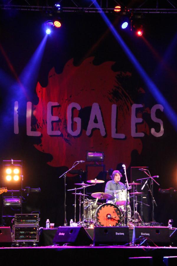 El grupo asturiano pone el broche final a los conciertos de la Plaza Mayor con un espectáculo de rock en directo y una invitación a la locura