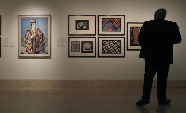Un hombre observa la exposición sobre Delaunay. 