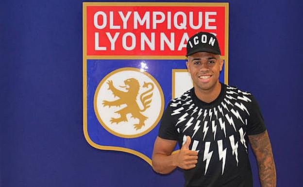 Mariano posa con el escudo de su nuevo club. 