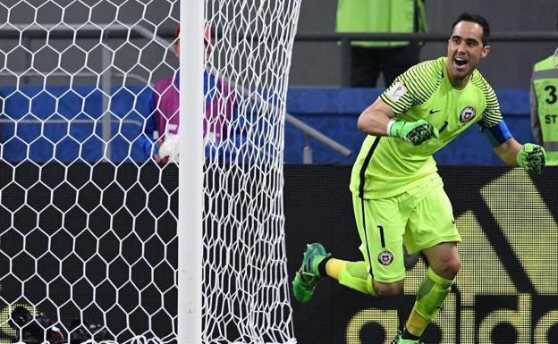 Claudio Bravo celebra lel triunfo por penaltis de Chile ante Portugal en semifinales. 