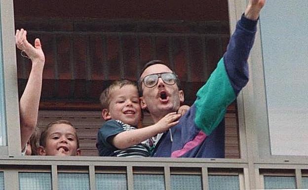 Imagen principal - Ortega Lara saluda desde la ventana de su casa con su hijo en brazos tras ser liberado. A la izquierda, miles de personas piden su libertad en Getxo.